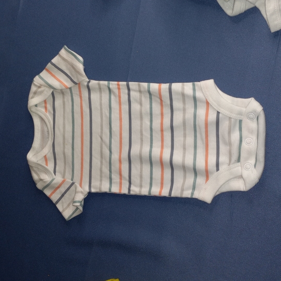 6 bodysuits - Picture 3 of 7